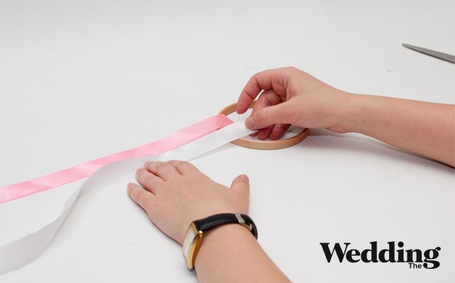 как сделать люстру из лент, отрезаем куски лент и закрепляем на пяльцах