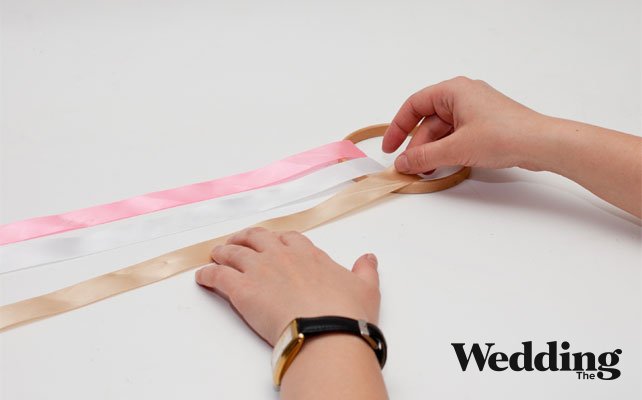 как сделать люстру из лент, отрезаем куски лент и закрепляем на пяльцах