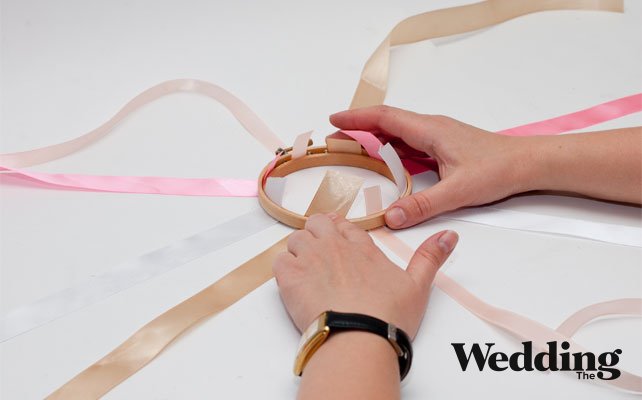 как сделать люстру из лент, отрезаем куски лент и закрепляем на пяльцах