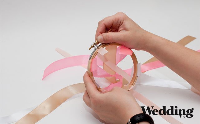 как сделать люстру из лент, отрезаем куски лент и закрепляем на пяльцах