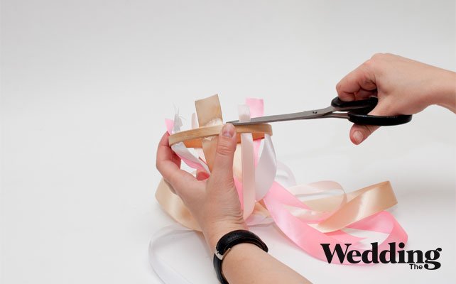 как сделать люстру из лент, отрезаем куски лент и закрепляем на пяльцах