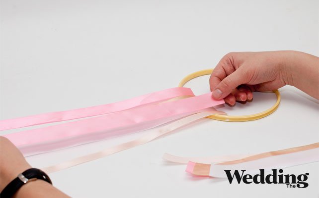 как сделать люстру из лент, отрезаем куски лент и закрепляем на пяльцах