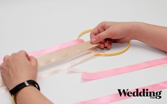 как сделать люстру из лент, отрезаем куски лент и закрепляем на пяльцах