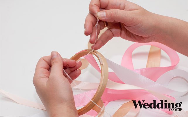 как сделать люстру из лент, прикрепить нитки для подвешивания люстры