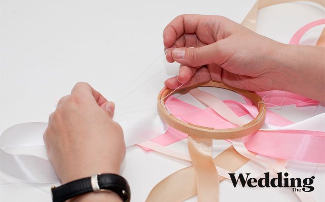 как сделать люстру из лент, прикрепить нитки для подвешивания люстры