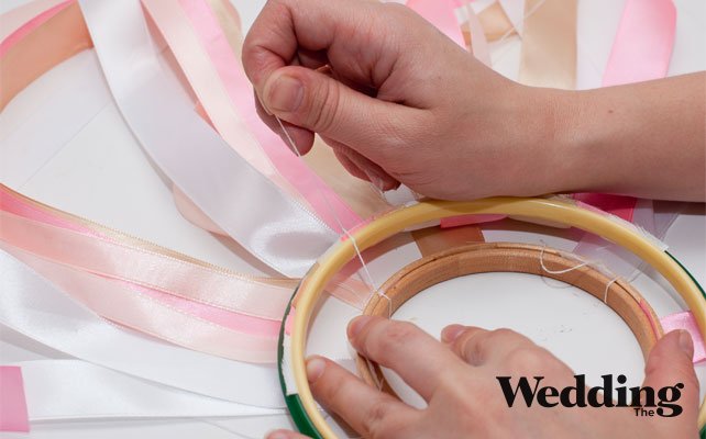 как сделать люстру из лент, прикрепить нитки для подвешивания люстры