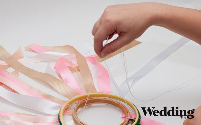 как сделать люстру из лент, прикрепить нитки для подвешивания люстры