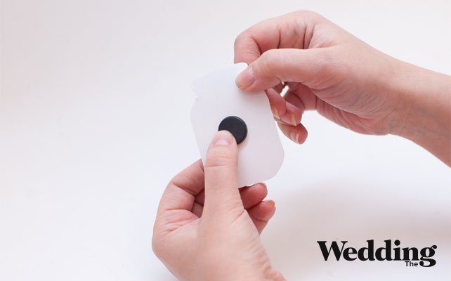 как сделать магниты подарки для гостей на свадьбу, на обратную сторону шаблона баночки приклеить магнит