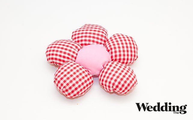 пришить лепестки к сердцевине