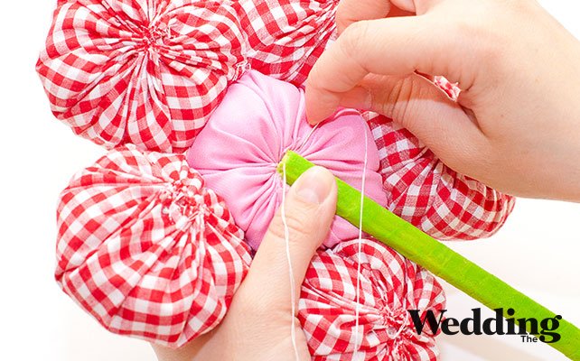 пришить стебель к цветку