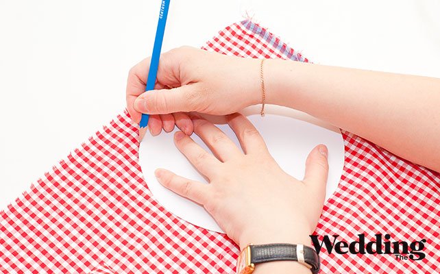 по шаблону вырезать лепестки из ткани