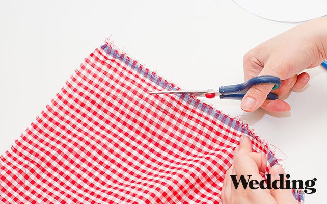 по шаблону вырезать лепестки из ткани