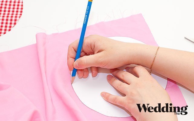 по шаблону вырезать сердцевину из ткани