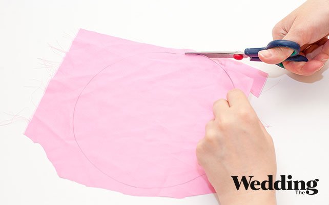 по шаблону вырезать сердцевину из ткани