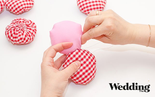 пришить лепестки к сердцевине