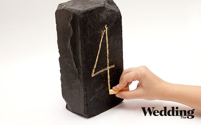 Как сделать номер стола на кирпиче для рустикальной свадьбы, написать номер стола мелом