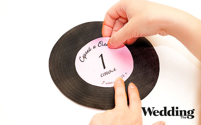 Как сделать номер стола в виде пластинки для музыкальной свадьбы, наклеить номер стола на шаблон пластинки