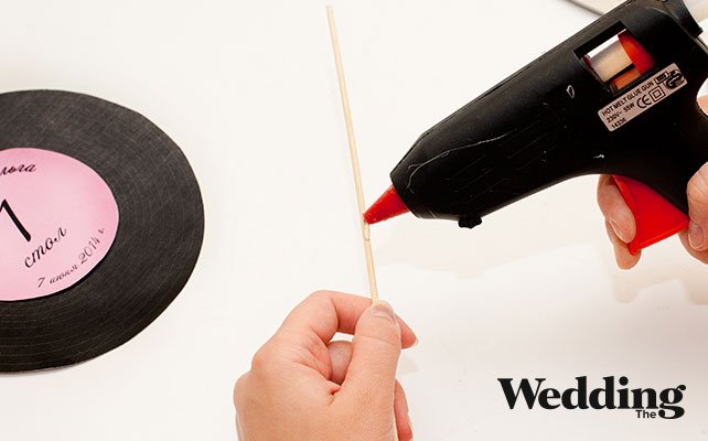 Как сделать номер стола в виде пластинки для музыкальной свадьбы, наклеить номер стола к палочке
