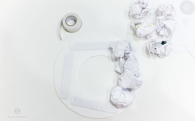 как сделать новогодний венок своими руками, обклеить шаблон скомканной бумагой