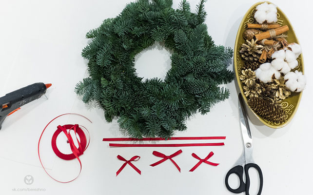 как сделать новогодний венок своими руками, закрепить на венке декоративные элементы