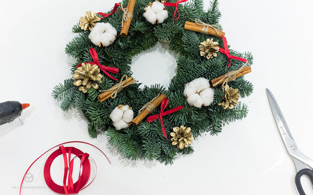 как сделать новогодний венок своими руками, закрепить на венке декоративные элементы