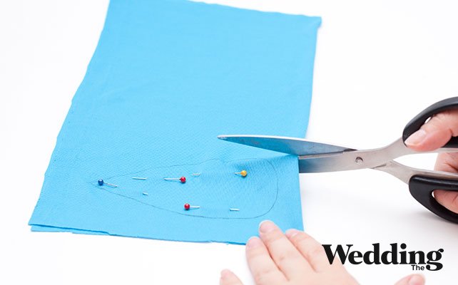 вырезать детали из ткани