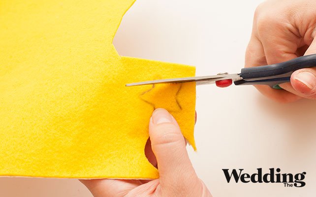 из войлока вырезать звёздочки для ободка