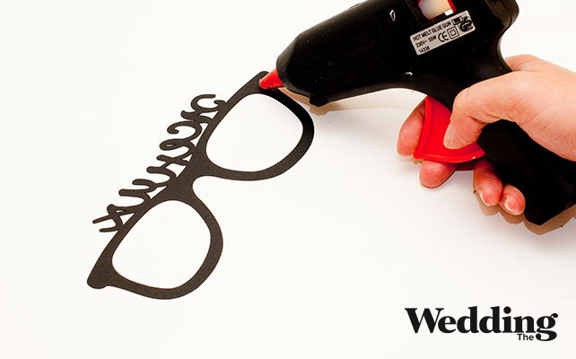 каждую деталь приклеить к палочке, Как сделать аксессуары для фотосессии: очки с надписью для жениха и невесты