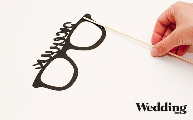 каждую деталь приклеить к палочке, Как сделать аксессуары для фотосессии: очки с надписью для жениха и невесты