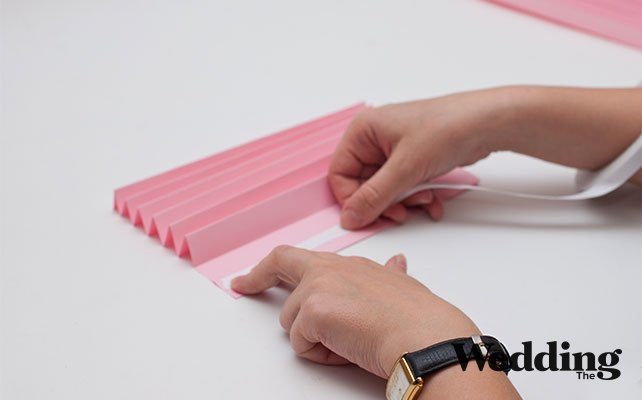 приклеить двухсторонний скотч по краям гармошки и внутрь через одну складку