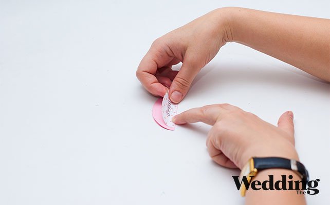 приклеить белый шаблон к розовому