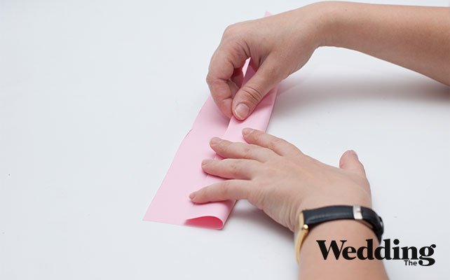 сложить края заготовки к центру