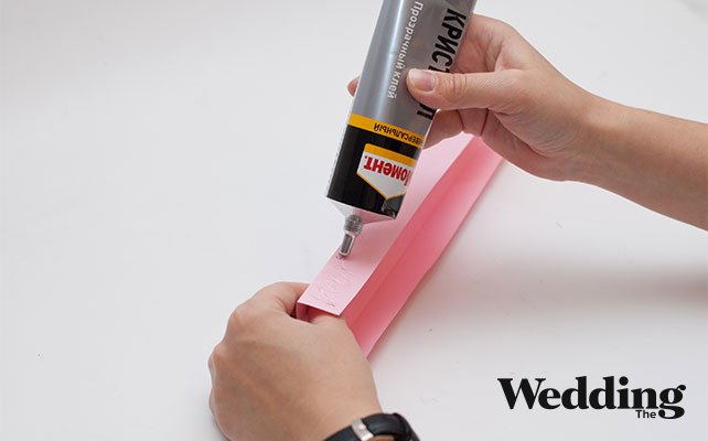 приклеить дно папки к боковинкам