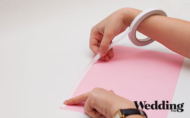 приклеить двухсторонний скотч к форзацу