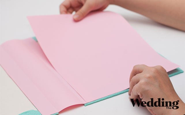 приклеить форзацы к боковинкам папки