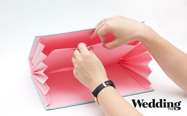 вклеить в папку разделители