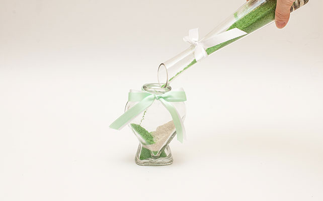 как красиво засыпать песок в сосуд на песочной церемонии