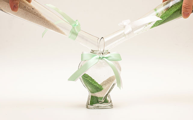 как красиво засыпать песок в сосуд на песочной церемонии