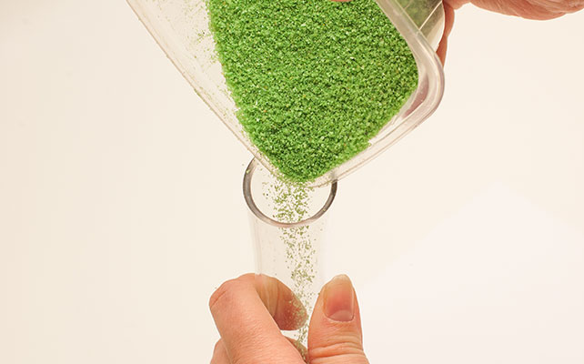 засыпать песок в сосуды для песочной церемонии