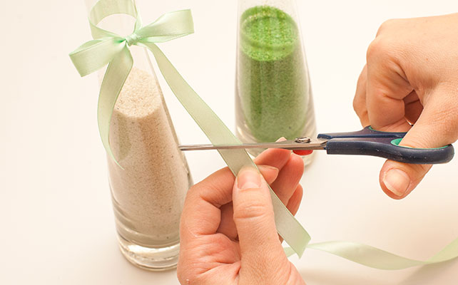 украсить сосуды с песком атласными лентами