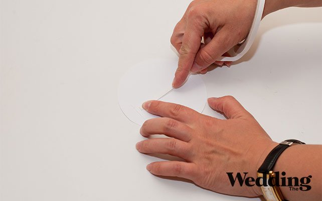 между прорезями приклеить полоску двухстороннего скотча