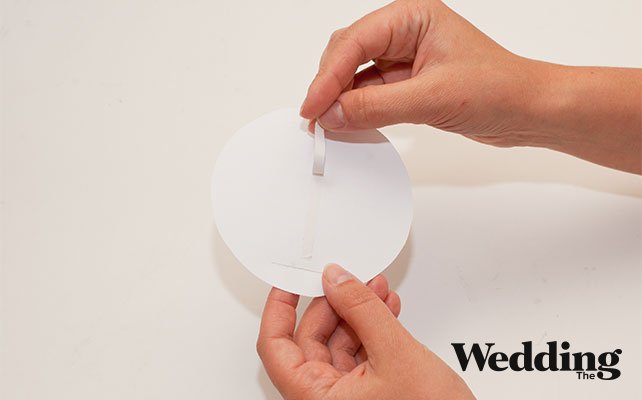 между прорезями приклеить полоску двухстороннего скотча