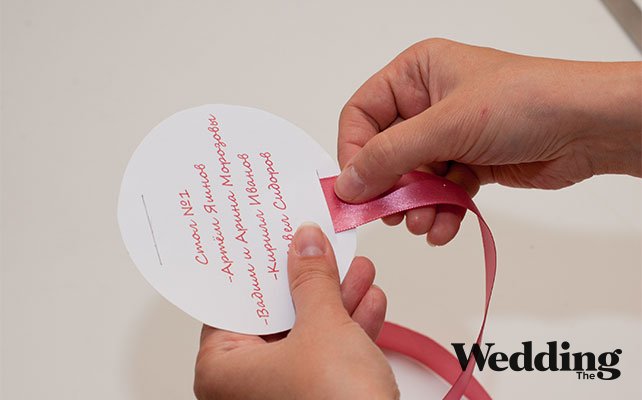 в прорези продеть атласную ленту