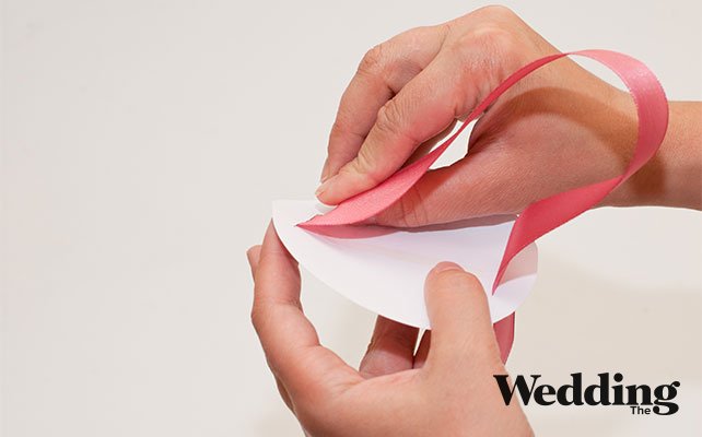 в прорези продеть атласную ленту