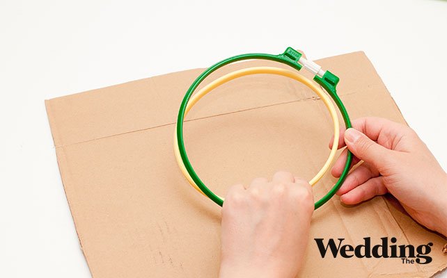 отделить внутреннюю часть пяльцев от внешней