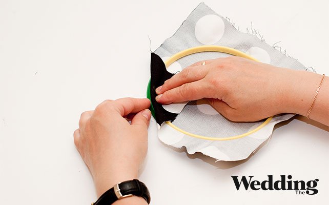 приклеить края ткани к оборотной сторне