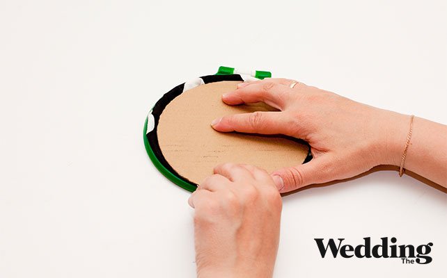 вставить картонку в пяльцы