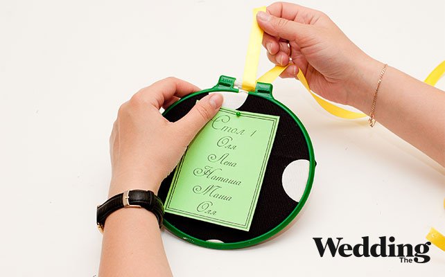 продеть в пяльцы атасную ленту