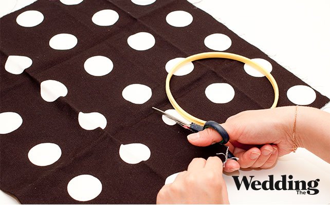 отрезать ткань с запасом 2 см по краям