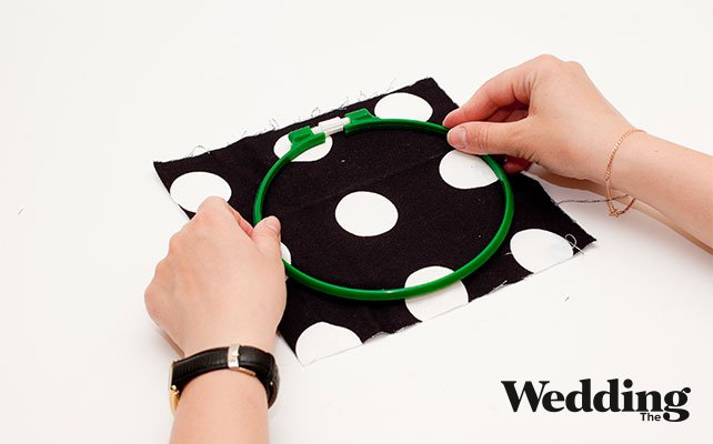 закрепить ткань на пяльцах